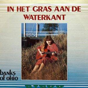 riekey - In het gras aan de waterkant - a