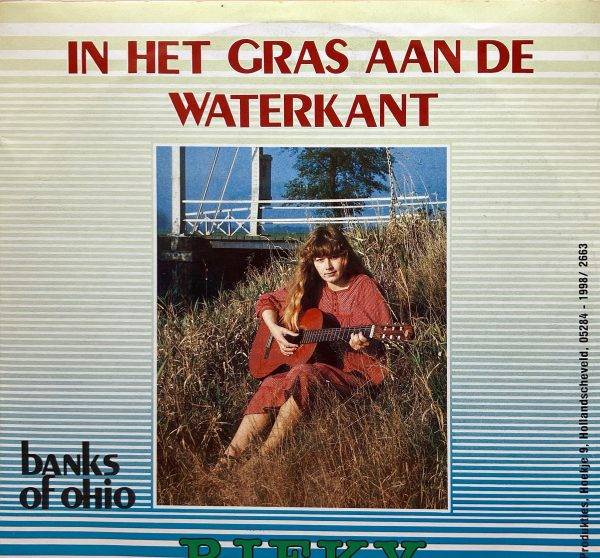 riekey - In het gras aan de waterkant - a